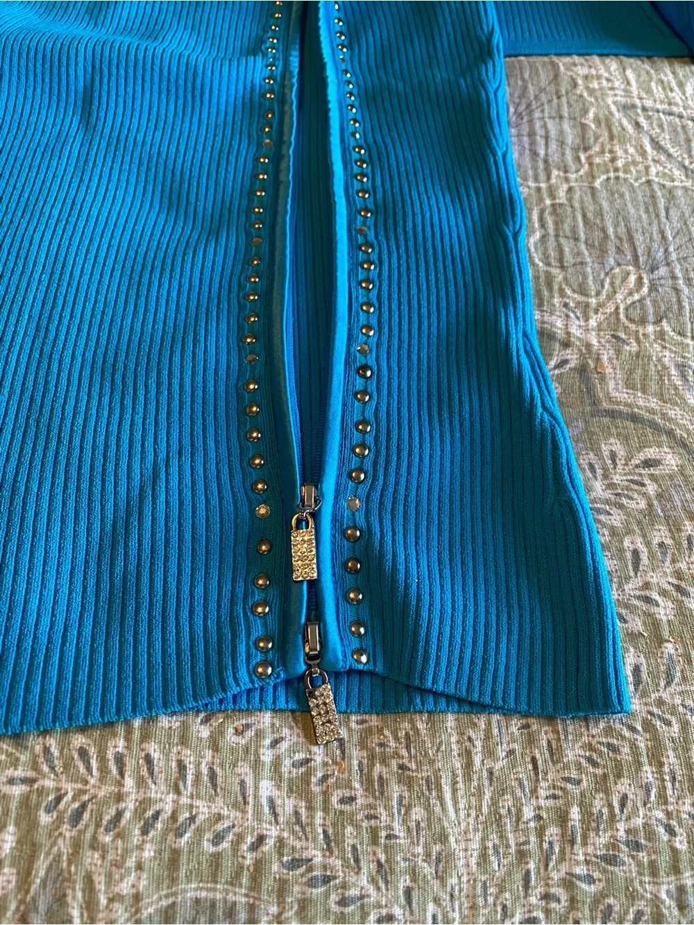 VINTAGE CACHE Bright Blue Ribbed Off-Shoulder Top with Zip and Studs - Picture 11 of 15